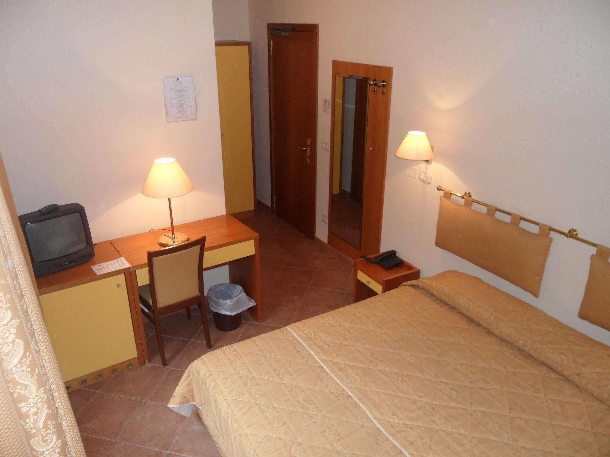 Hotel La Vedetta Ливорно Экстерьер фото